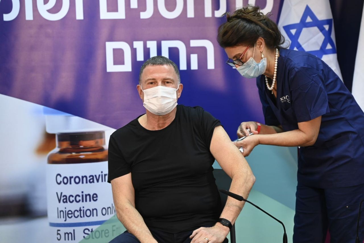 השר אדלשטיין לאחר החיסון: "יש סיבות לאופטימיות"