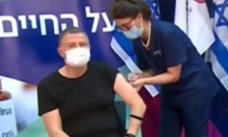 שר הבריאות אדלשטיין התחסן בשידור חי: "יש סיבות לאופטימיות"
