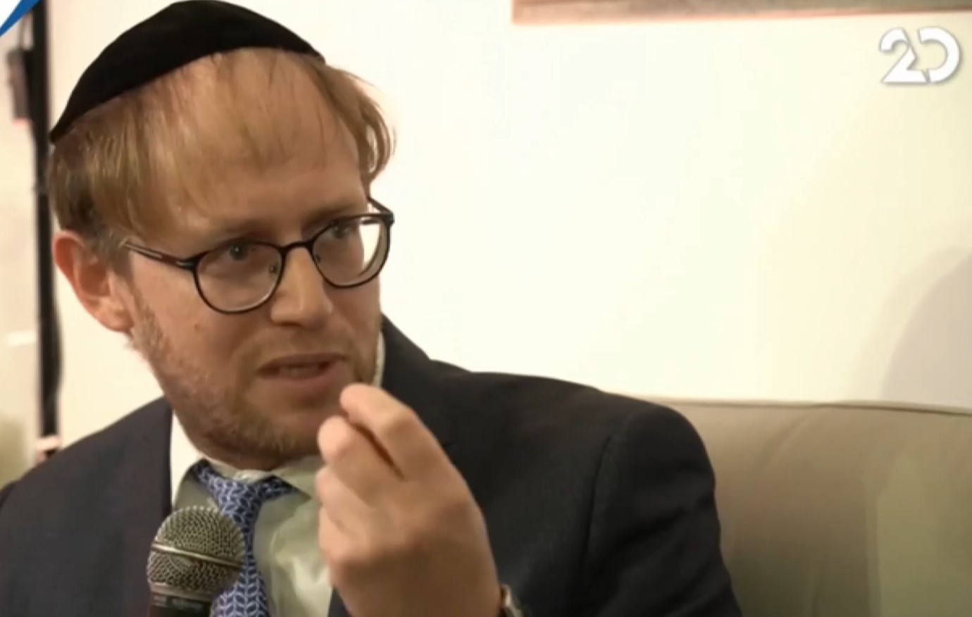 אש מכלה או אש מאירה? הרב דוב פפר על האור של חנוכה