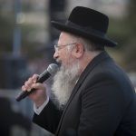 לזרוק את הספרים? הרב שמואל אליהו מתייחס לסערת חיים ולדר
