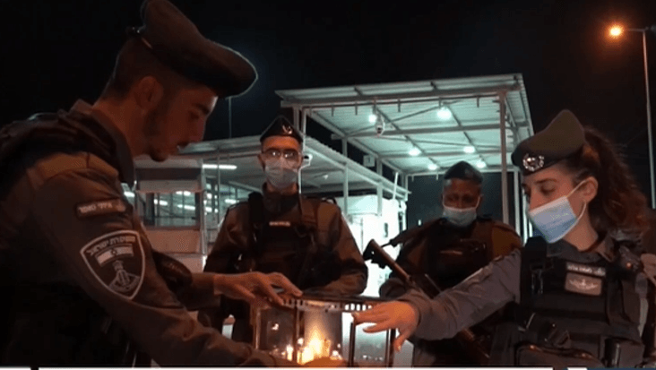 מחממים את הלב: הדלקת נרות חנוכה עם לוחמי מג"ב