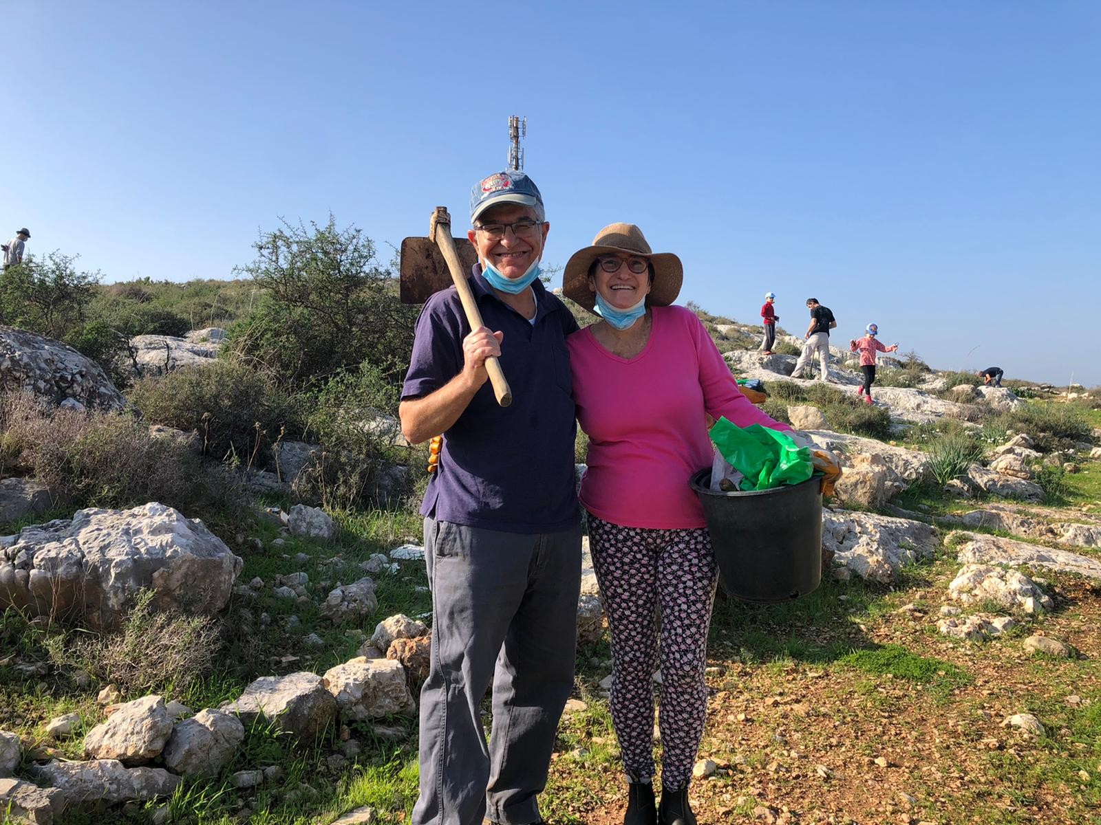 מתנדבים באלפי מנשה. צילום: שרון גולן הרשקוביץ, רשות טבע והגנים
