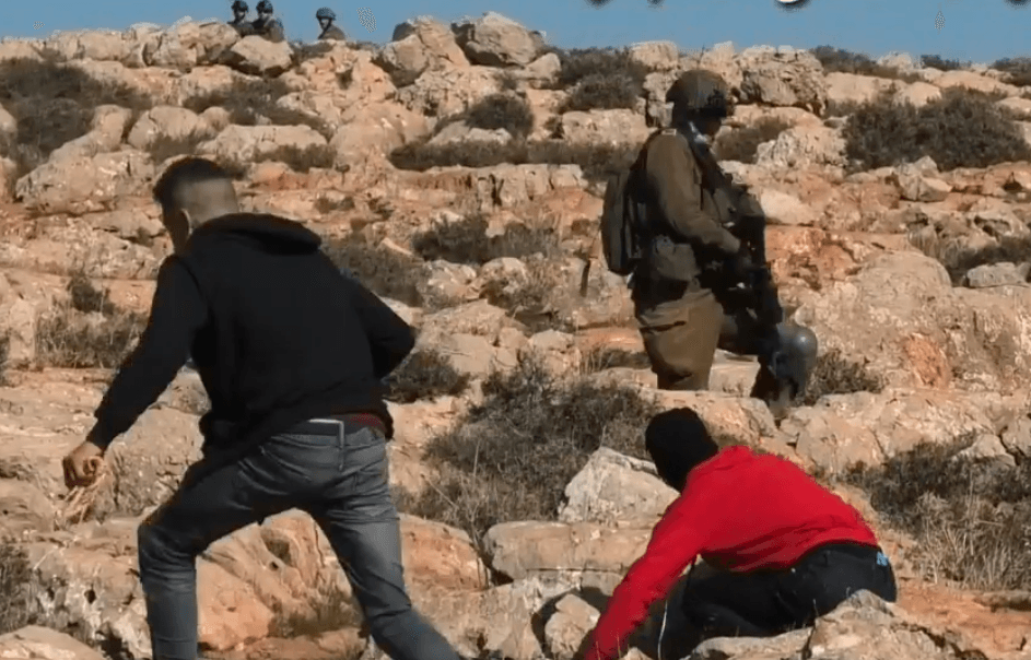 מרתיח: כך הגיב קצין צה"ל לרגימתו באבנים מטווח אפס | צפו