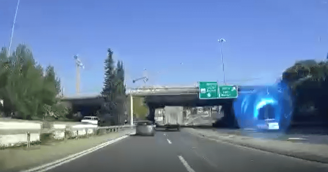 תיעוד: נהג נמלט מהשוטרים בנהיגה פרועה ומסכן את הסובבים אותו