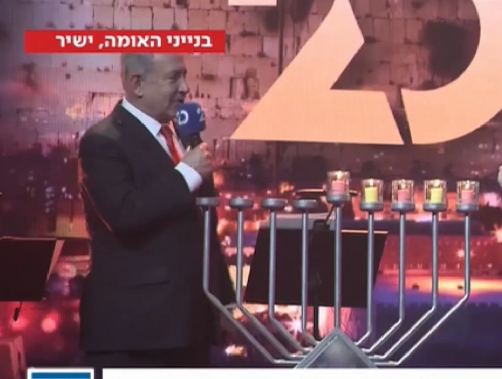 ראש הממשלה נתניהו בחנוכה Live מבצע את 'מעוז צור', ומספר על הנסים מסיירת מטכ"ל | ריאיון חגיגי