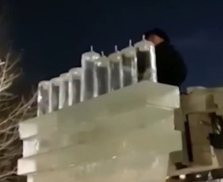 מדהים: הדלקת נרות בחנוכייה מקרח ברוסיה הקפואה