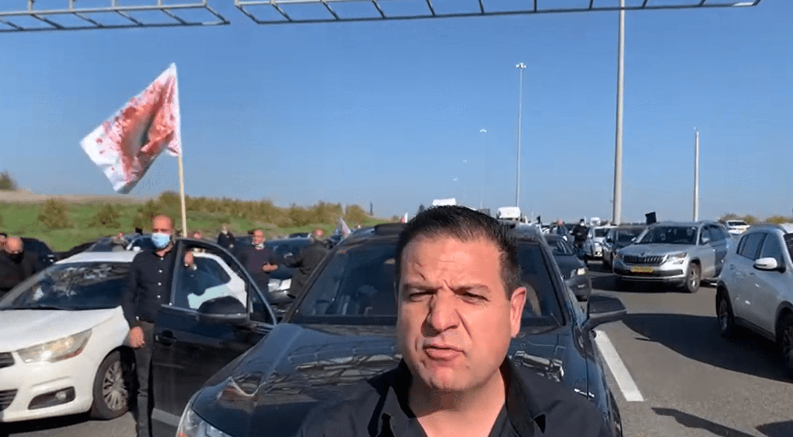 בניגוד לחוק? ח"כ איימן עודה חוסם את כביש 6 | צפו