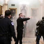 "שמפניה" בקפיטול: טראמפ טוען להתערבות של ה-FBI בפריצה לגבעה