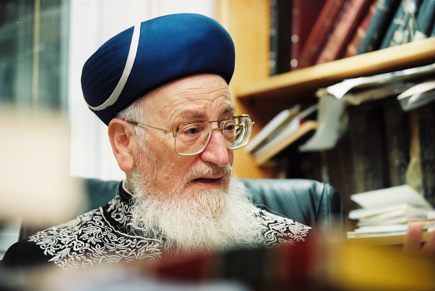 כך הספיד הרב מרדכי אליהו את זקן המקובלים בלוויה | צפו