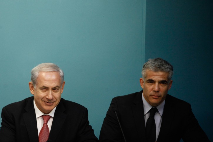 סקרי מנדטים: לפיד מזנק, גוש הימין תלוי בסמוטריץ'