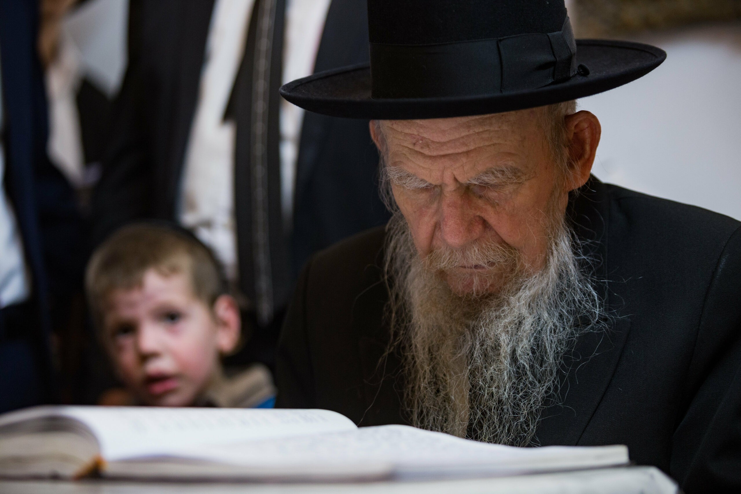 במחאה על "גזירת הגיוס": בן 20 תקף את מנהיג דגל התורה