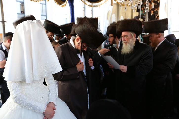 הזוי: חתונה נערכה עם עשרות משתתפים - ביניהם חולה מאומתת | צפו