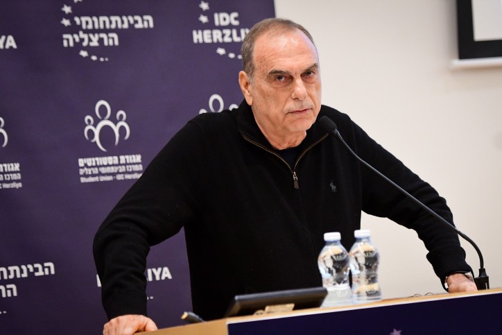 "מפיץ שנאה": אברהם גרנט תוקף את הפרשן האנטישמי גארי ליניקר