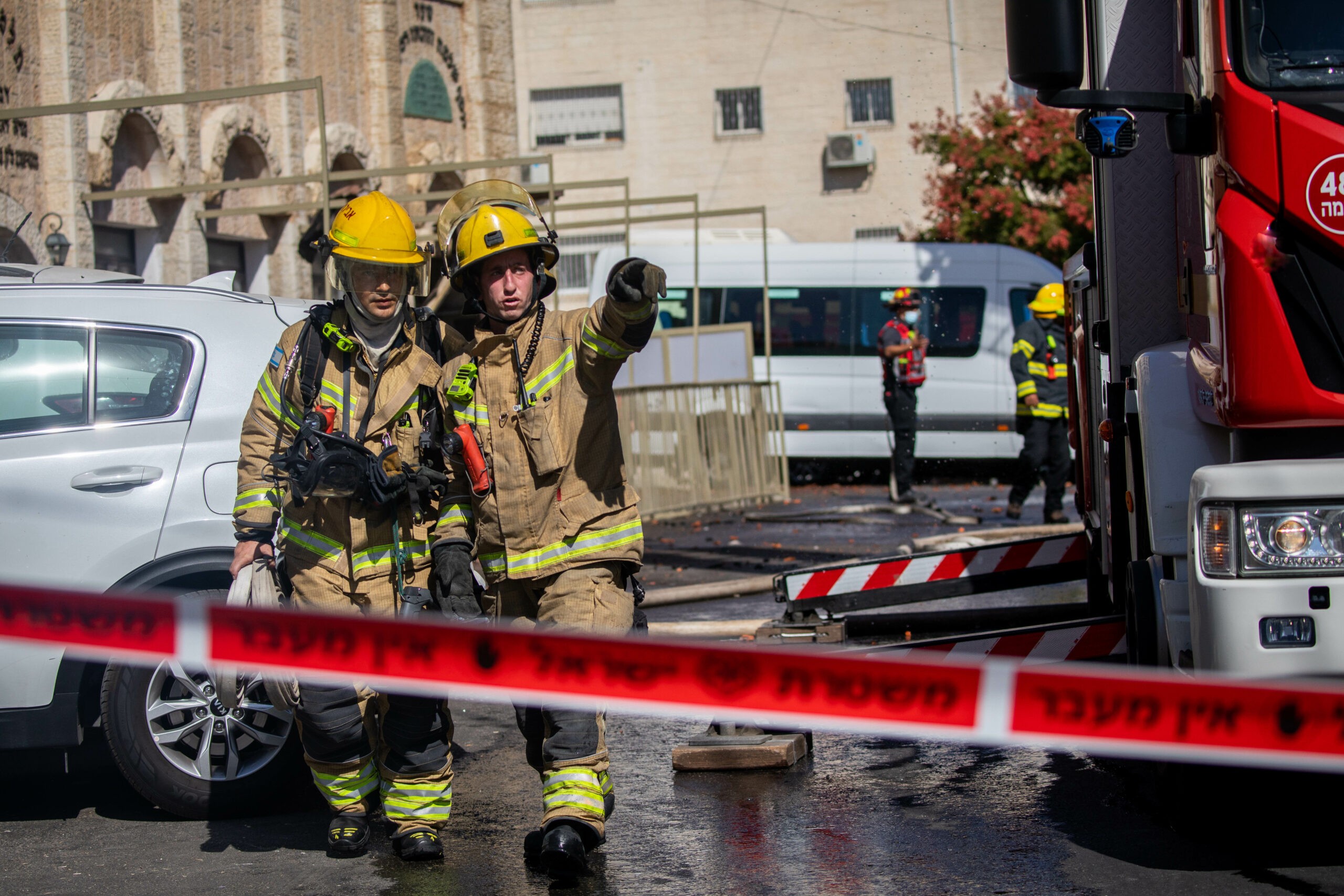 צפת: ברק פגע בבניין והוא החל לעלות באש | צפו