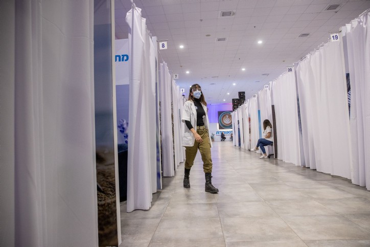 מתחם חיסונים של קופ''ח 'מאוחדת' בירושלים. צילום: יונתן זינדל, פלאש 90