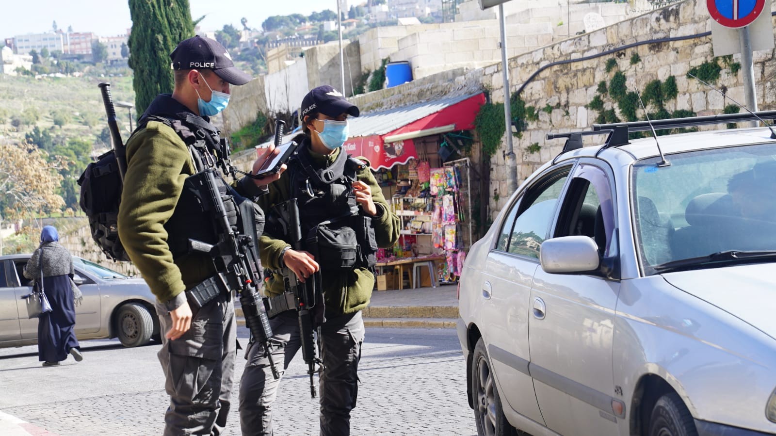 עליית מדרגה בעימותים עם המשטרה: סכין וגז פלפל, עשרות נעצרו