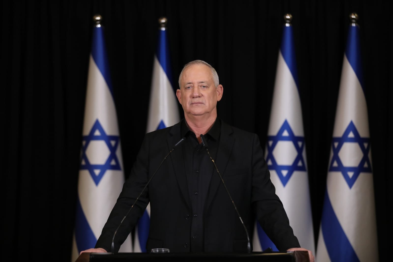 גנץ תוקף את רה''מ: "לחצתי את ידו של מפר הבטחות סידרתי"