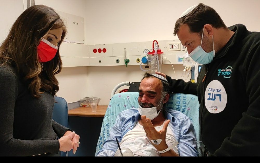 שובת הרעב שהתמוטט בבית החולים בדמעות: ״רק רוצים מים וחשמל״ | צפו
