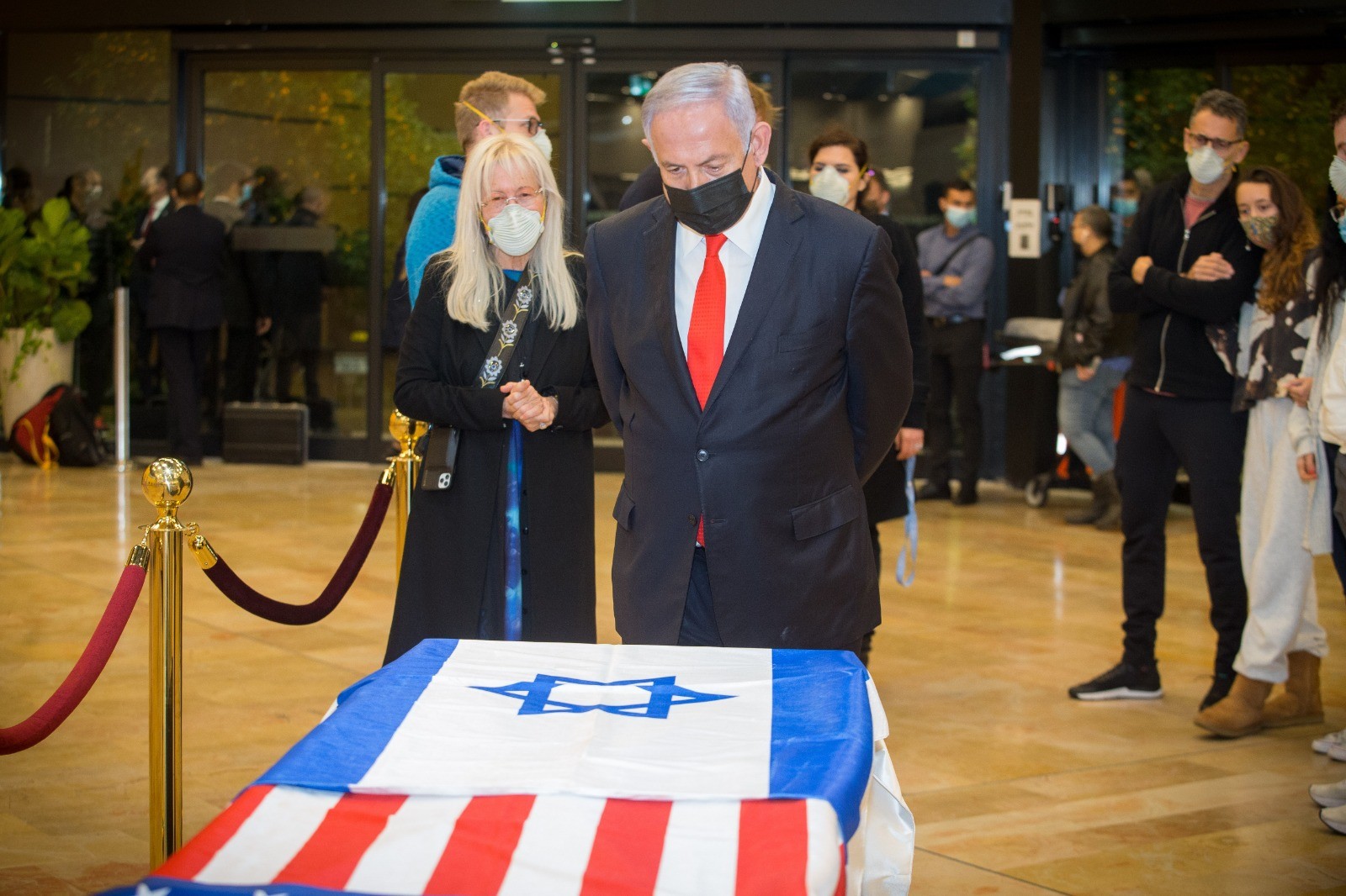 נתניהו קיבל בנתב"ג את ארונו של שלדון אדלסון, ההלוויה תתקיים מחר