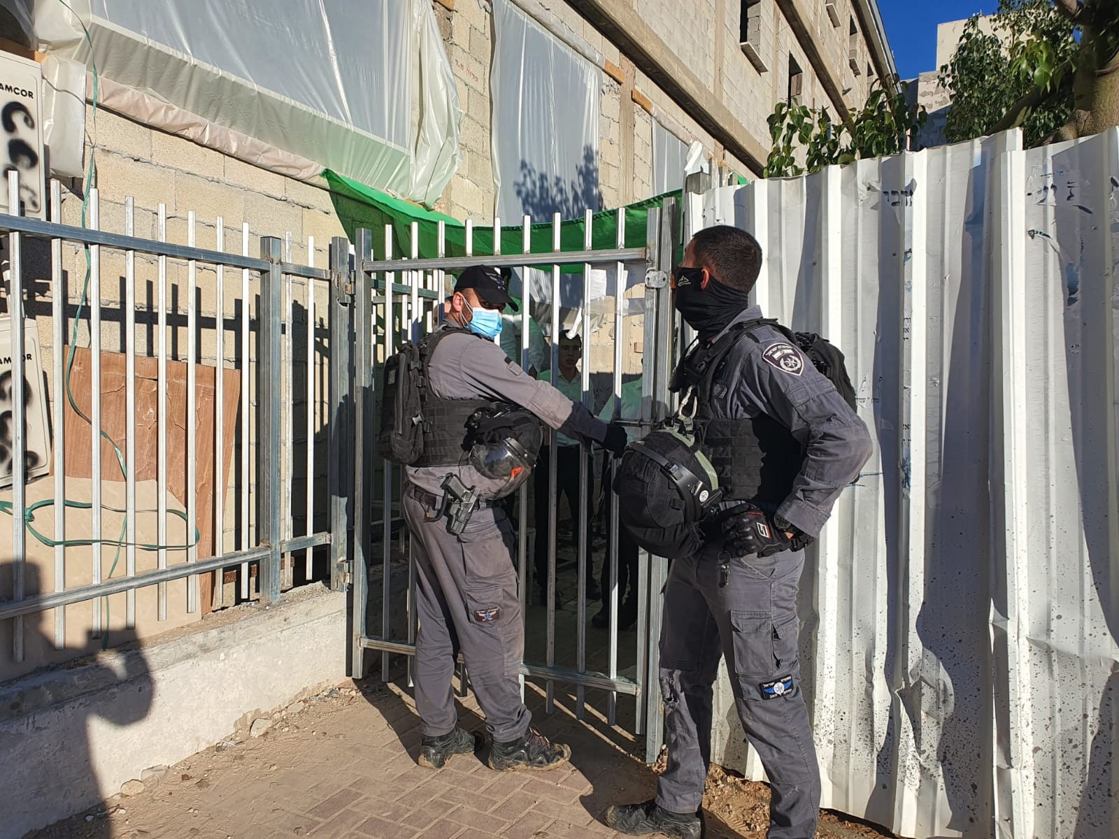 כוחות משטרה הגיעו הגיעו לישיבה באשדוד ומונעים את פתיחתה