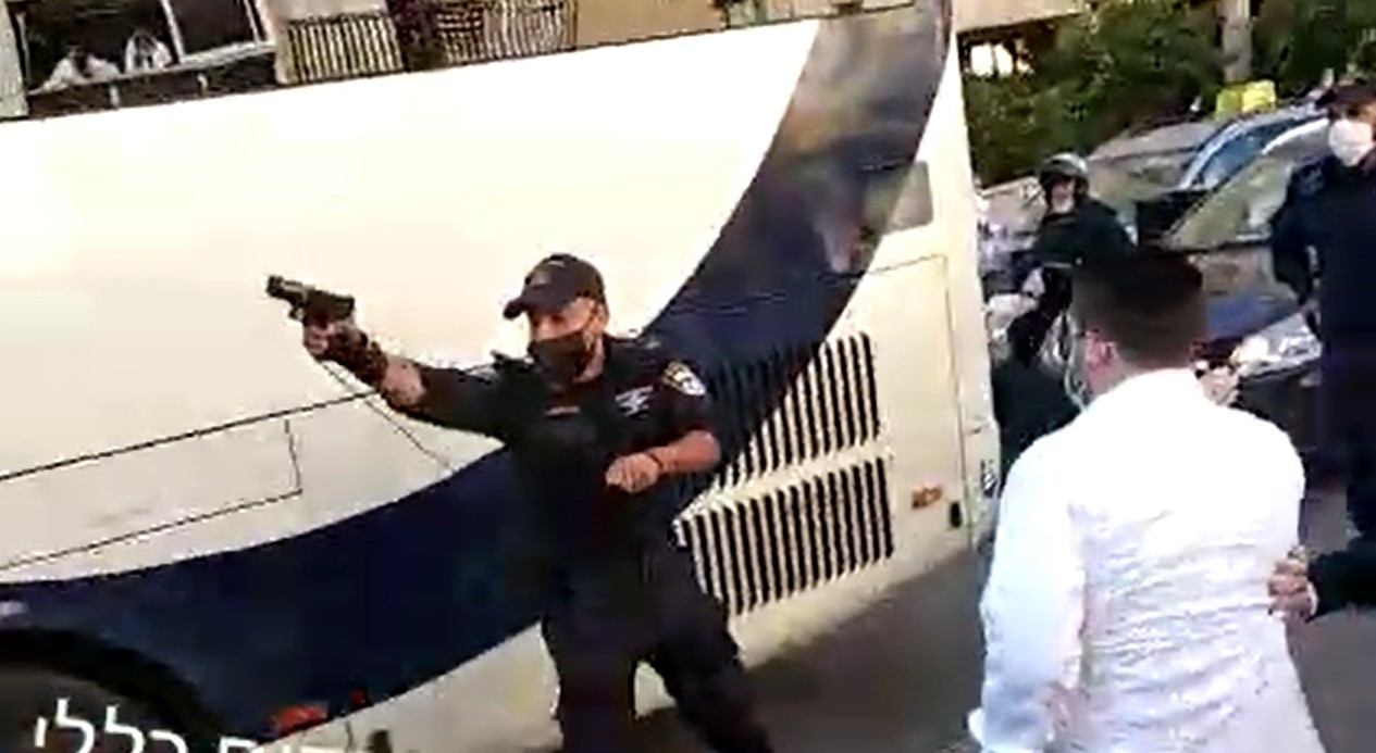 צילום: מחאות החרדים כללי
שוטר יורה באוויר בבני ברק לאחר שהוקף בהמון המוחה נגד האכיפה