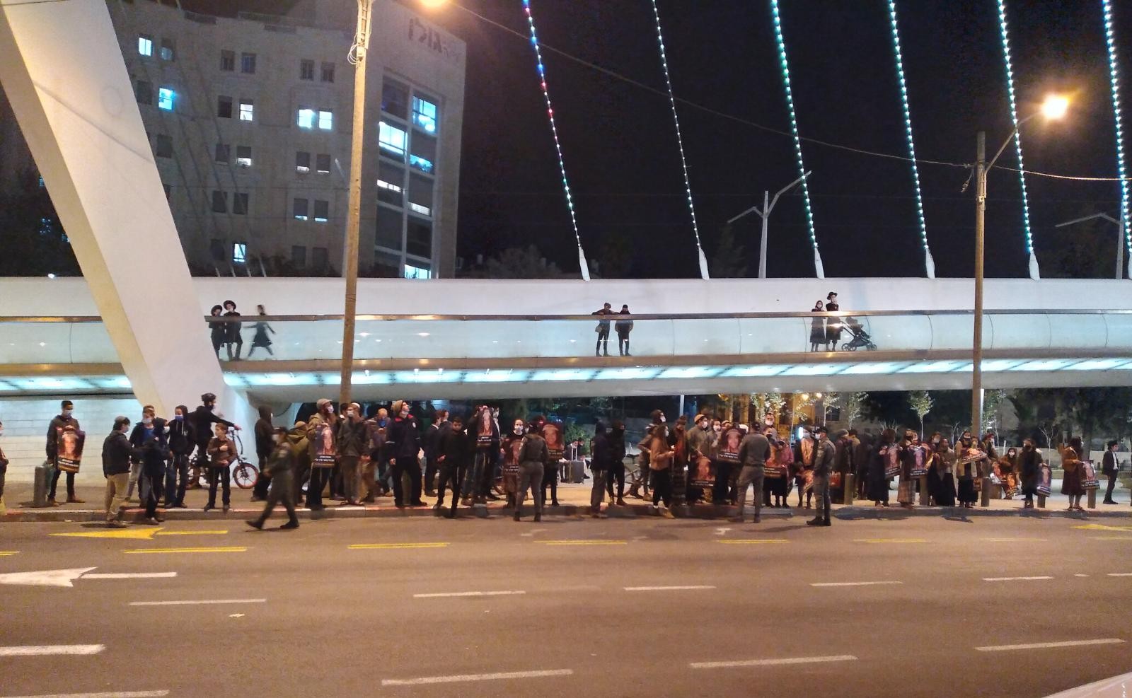 רוני שבתאי יו"ר מגן לישראל בנאום נגד הממשלה בגשר המיתרים