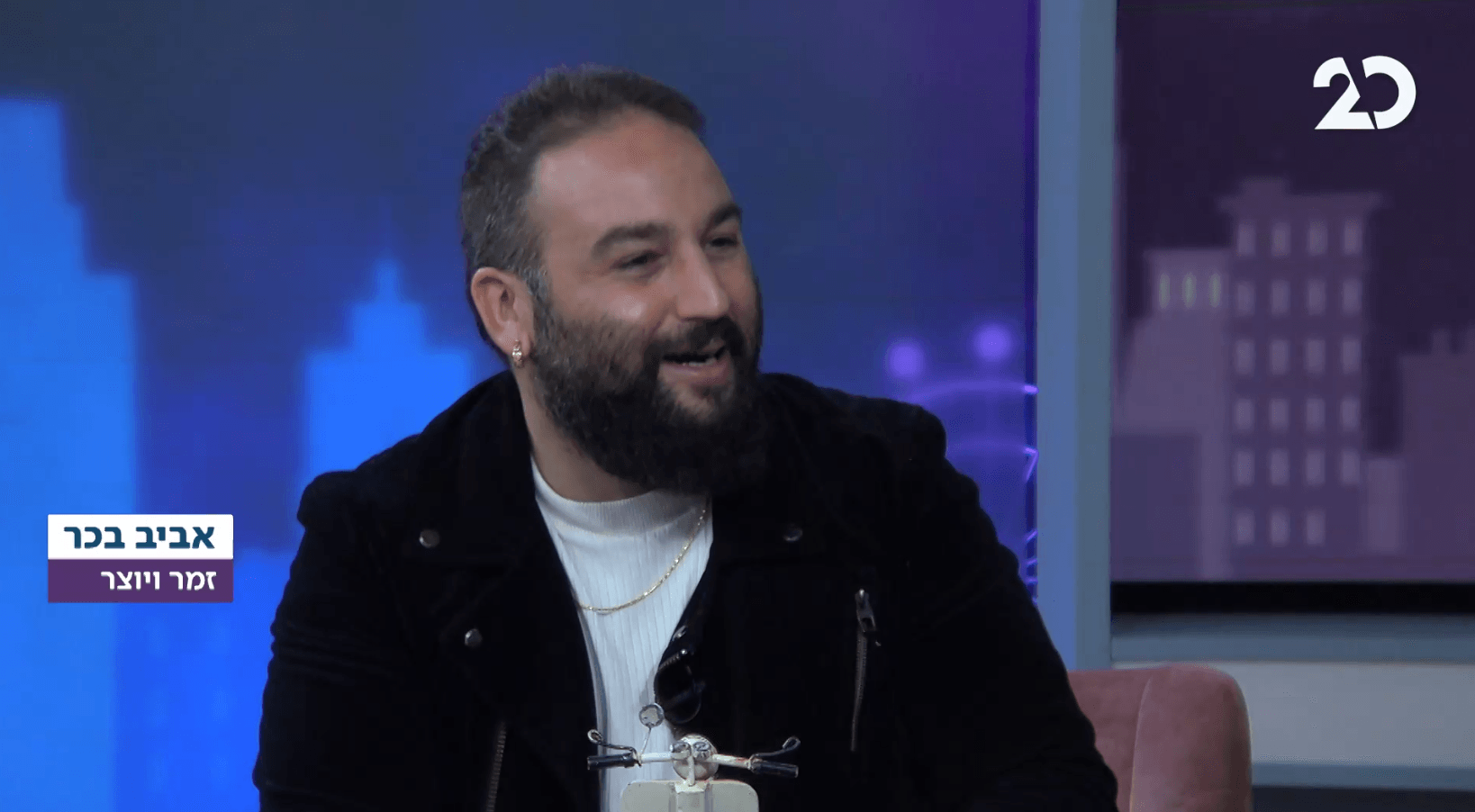 ראיון אישי ונוגע וגם ביצוע מרגש - המוזיקאי אביב בכר באולפן