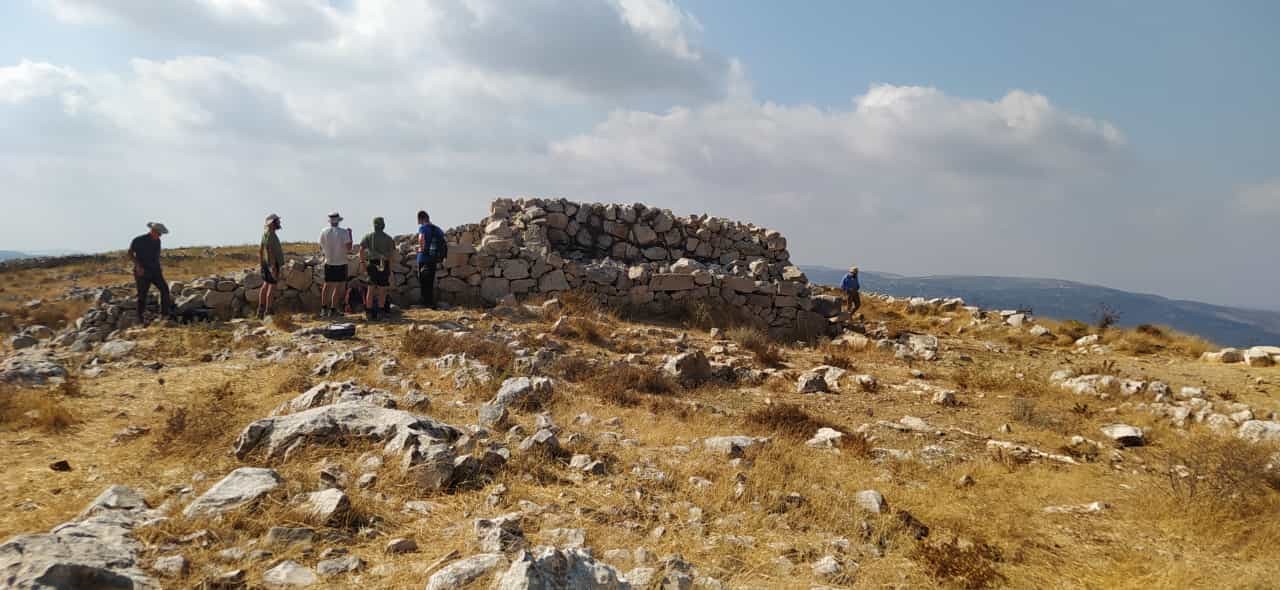 לזכר הלוחם שנפל: עשרות התפללו במזבח יהושע שבהר עיבל
