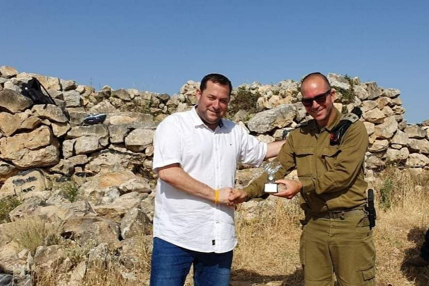 בתמונה ראש מועצה אזורית שומרון יוסי דגן עם מח"ט שומרון במזבח יהשע בן נון.  קרדיט: רועי חדי.