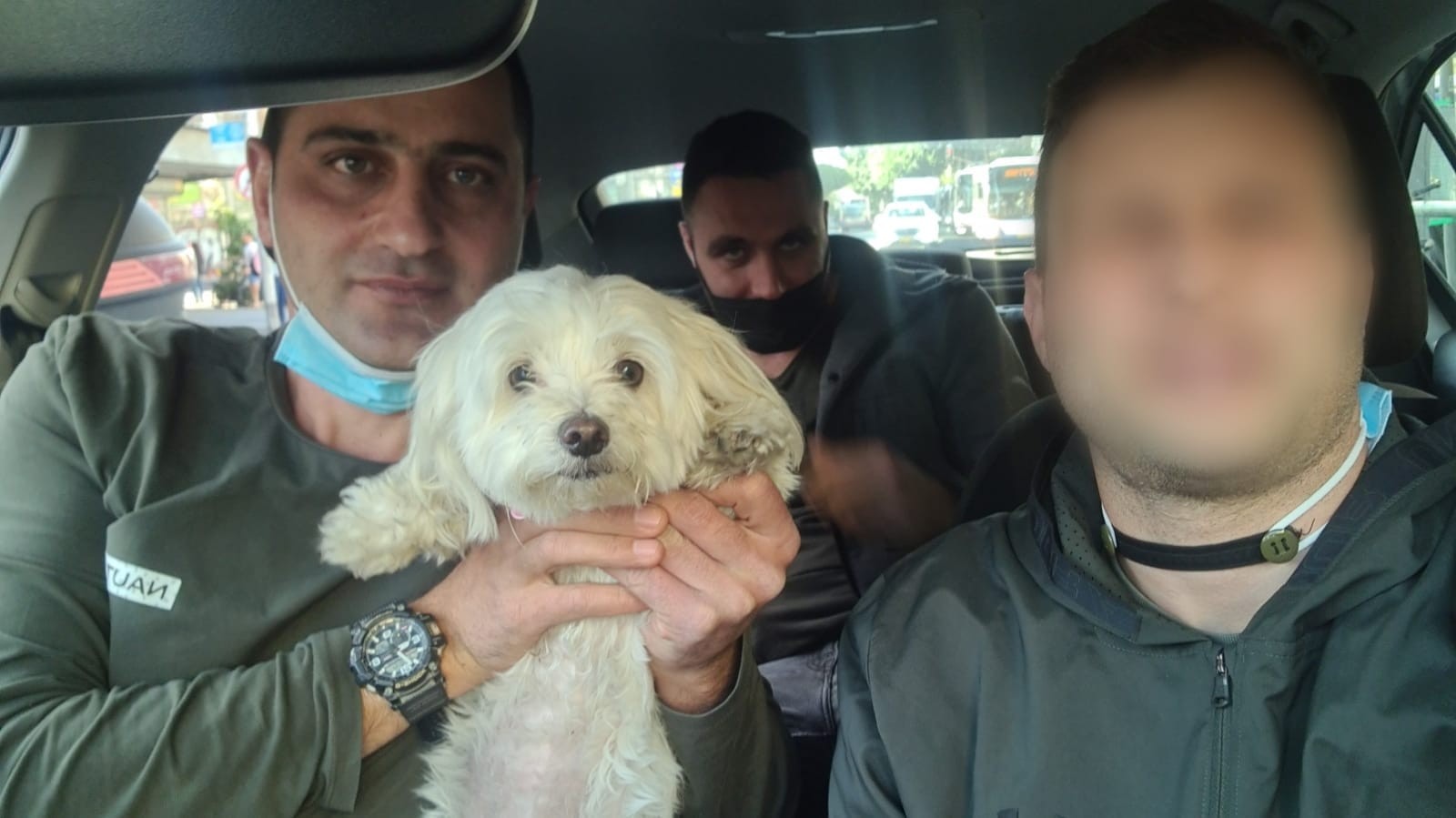 במהלך הפעילות - השוטרים הצילו את הכלב