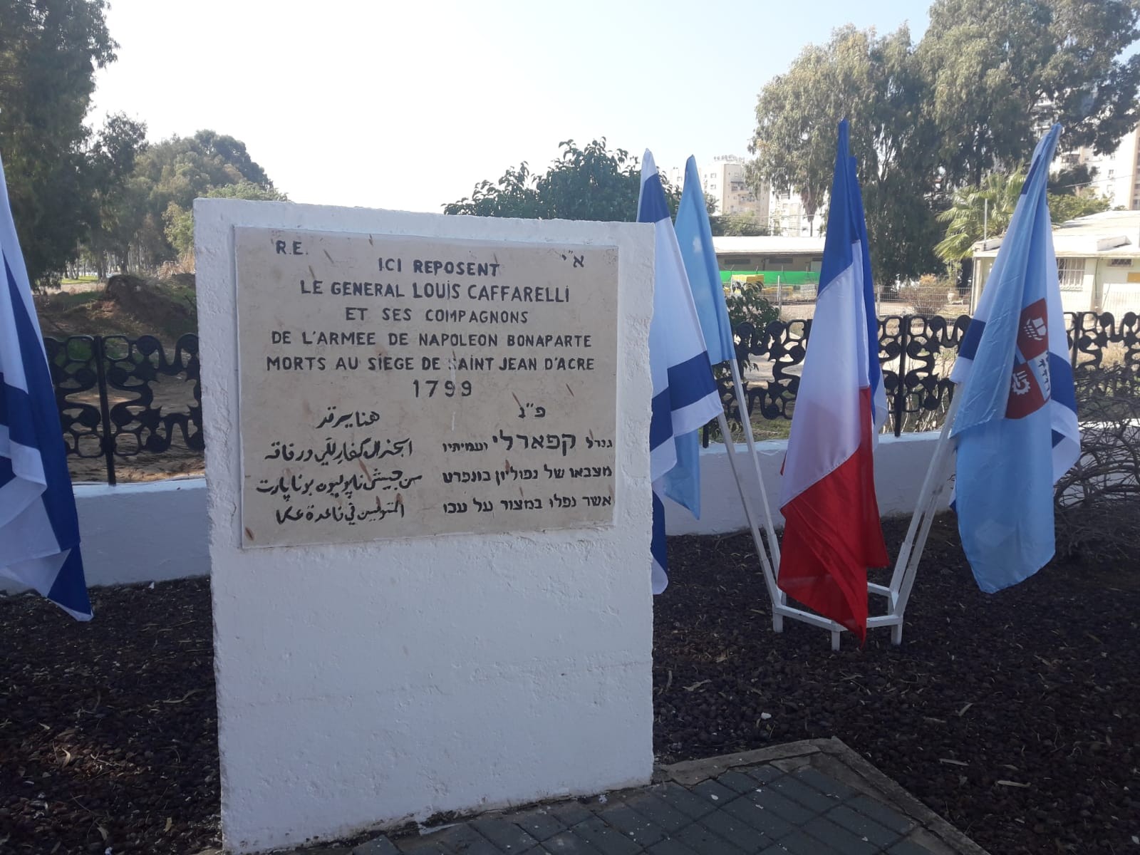 שייח מוסלמי או גנרל צרפתי? סיפורו של הקבר המסתורי מעכו