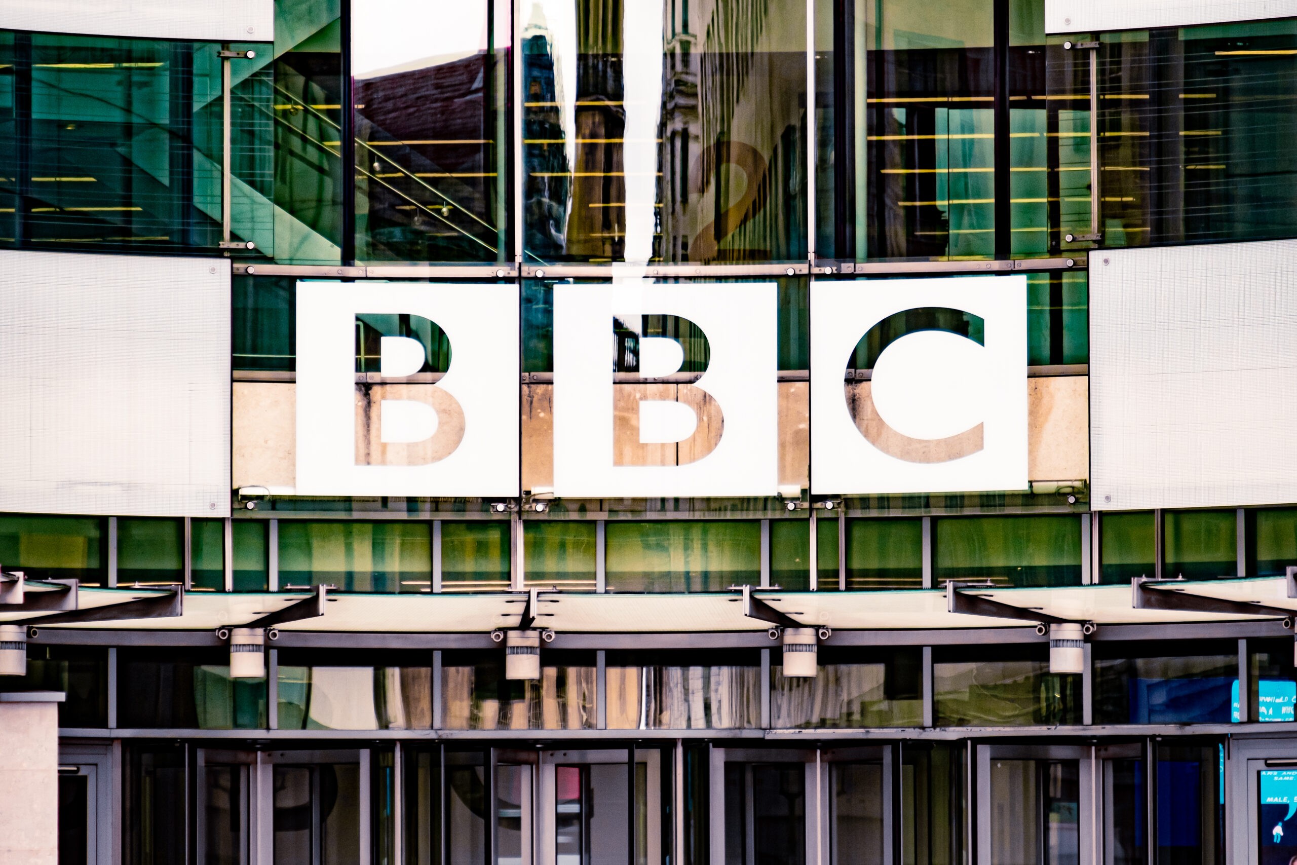 מקומם:ב-BBC האשימו את ישראל ברצח עם פי 14 יותר מאשר חמאס