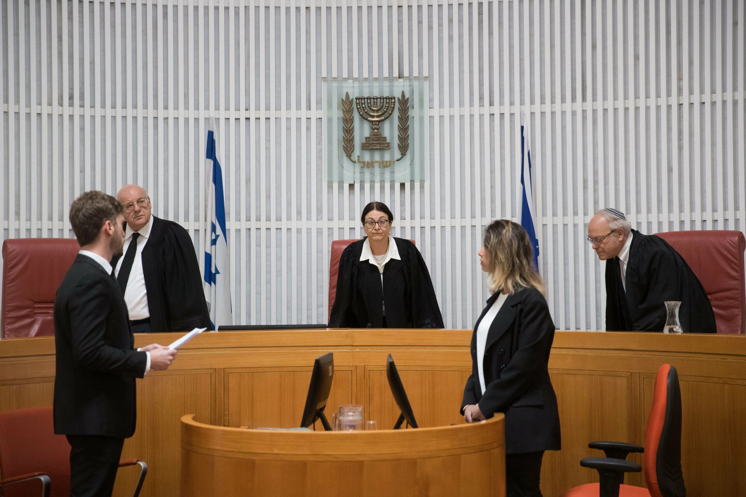 בג"ץ הוציא צו על תנאי נגד גנץ: מדוע לא מבוטל חוק הקרקעות?