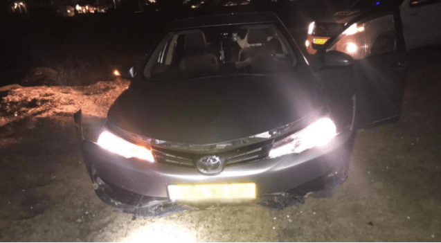 מכונית הטויוטה שנבלמה וממנה ברח הגנב (צילום: דוברות המשטרה)
