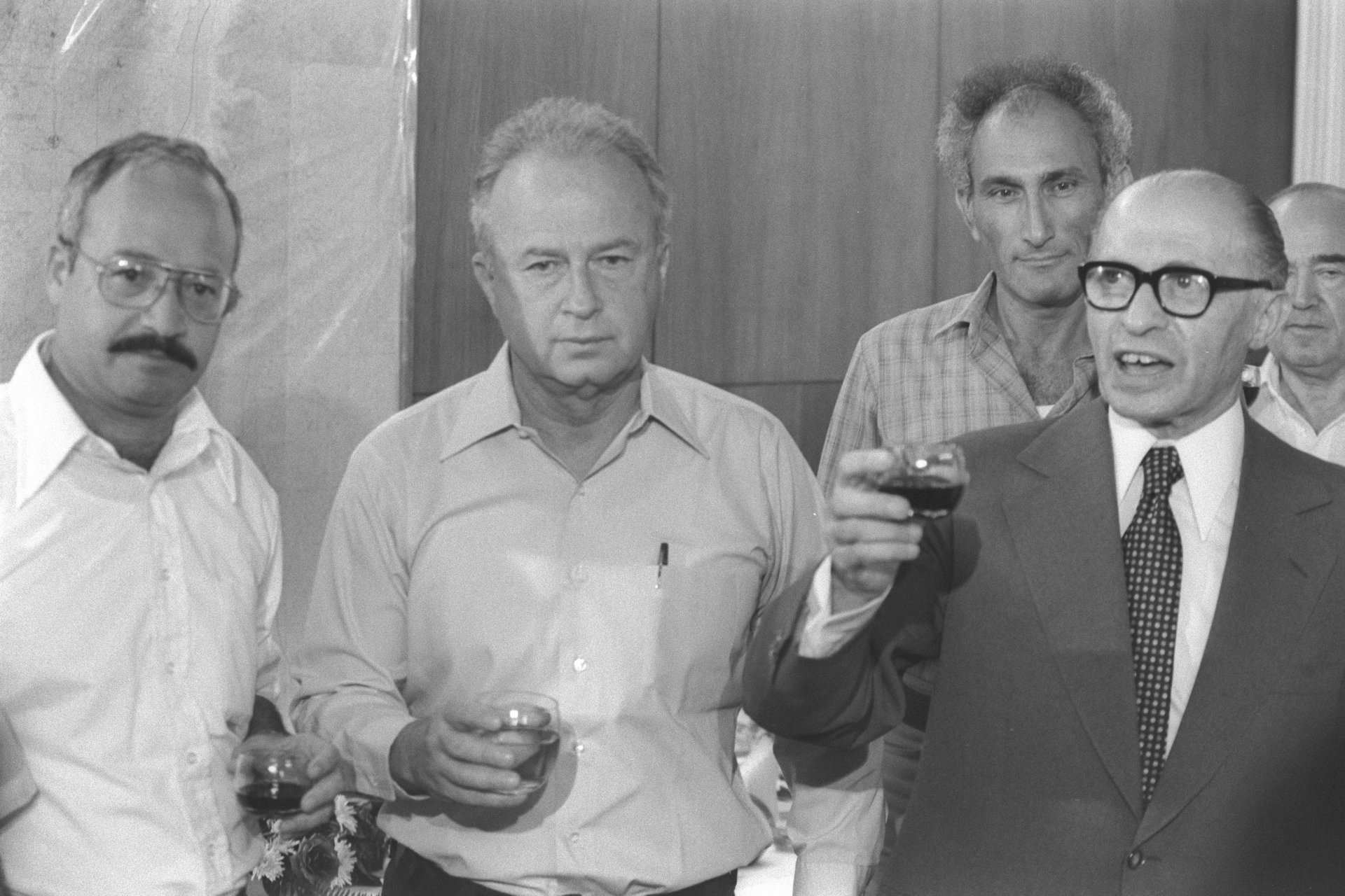 "גאוות ידידיך ויריביך": המברק ששלח מנחם בגין לרבין ביום הולדתו
