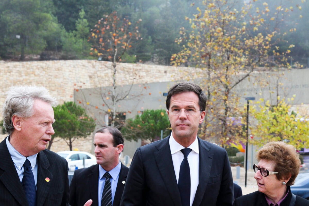 Dutch Prime Minister Mark Rutte arrives to the Yad Vashem Holocaust Memorial museum in Jerusalem on December 8, 2013. Photo by Meital Cohen/Flash90 *** Local Caption ***  îàø÷ øåèä
äåìðã
øàù îîùìú äåìðã
éã åùí