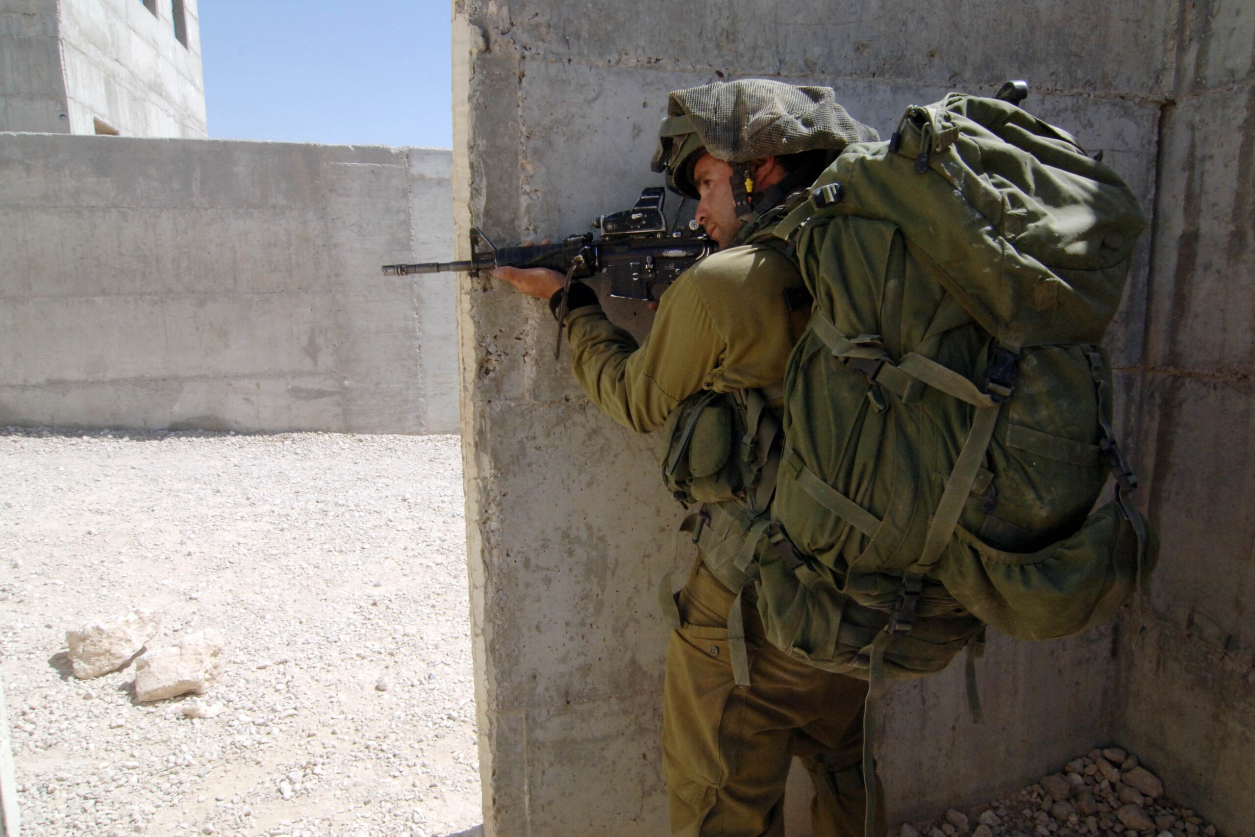 הוגש כתב אישום נגד ערבים ששדדו נשק מלוחם אגוז
