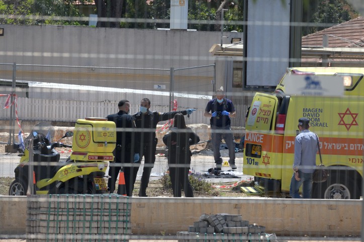 "הוציא סכין, הסתער כשהייתה בגבה אליו ודקר"