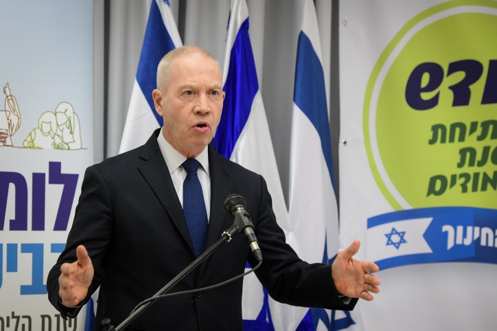 השר גלנט הגיע לזירת הנפילה באשקלון ונפגש עם בעלת הבית