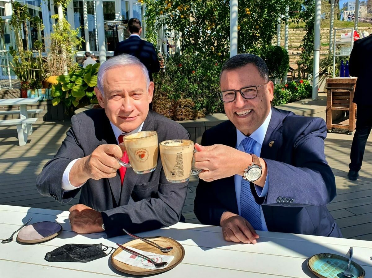 חוזרים לחיים: ראש הממשלה יצא לבית קפה - צפו בשידור החי