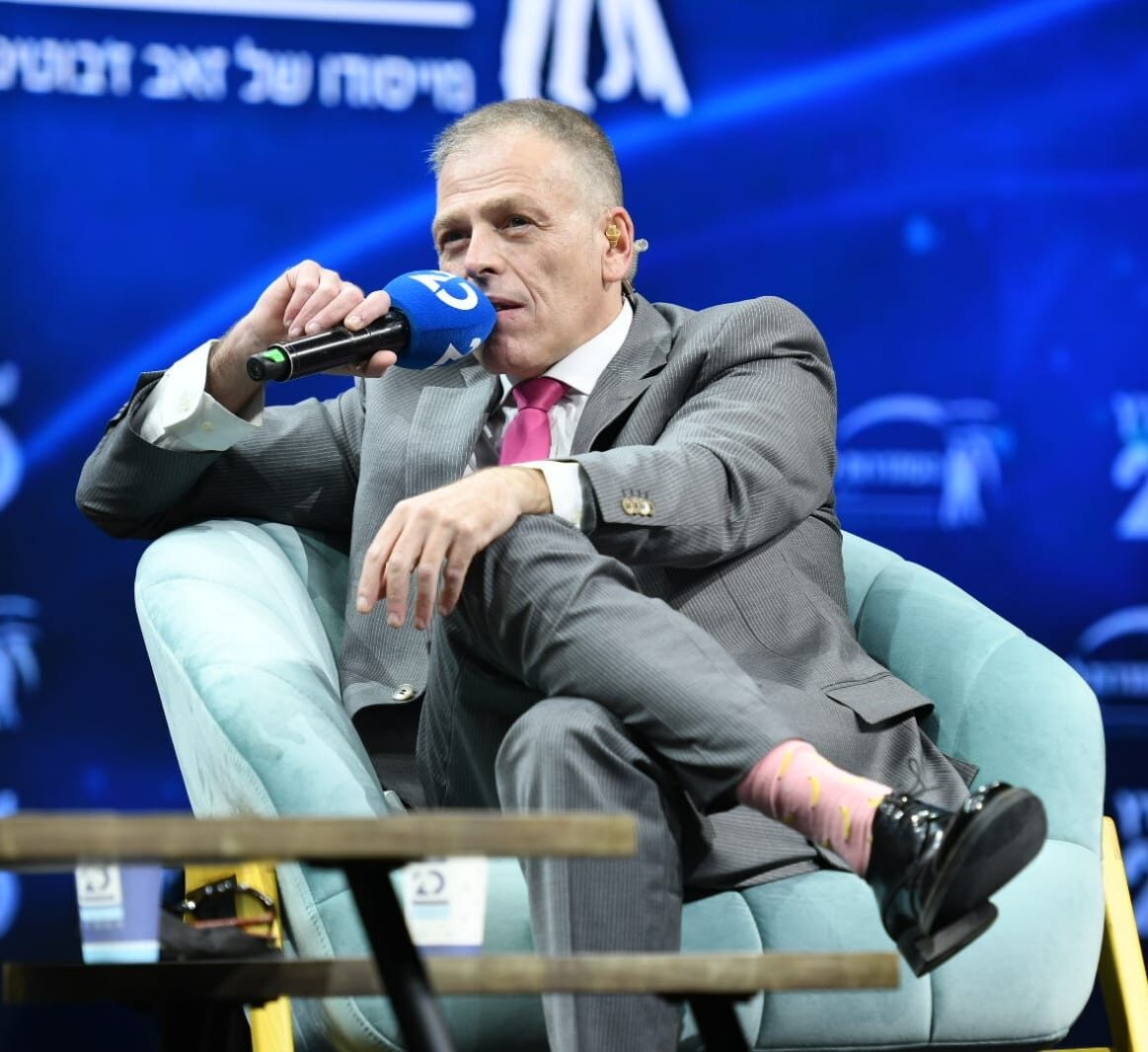 מדיניות בנט מול הקורונה - לאראל סג"ל יש ספר להקריא לו