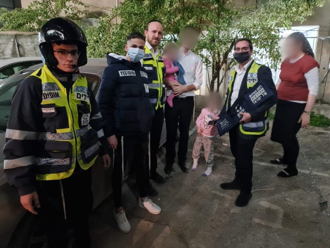 שתי ילדות ננעלו ברכב בבני ברק וחולצו בשלום