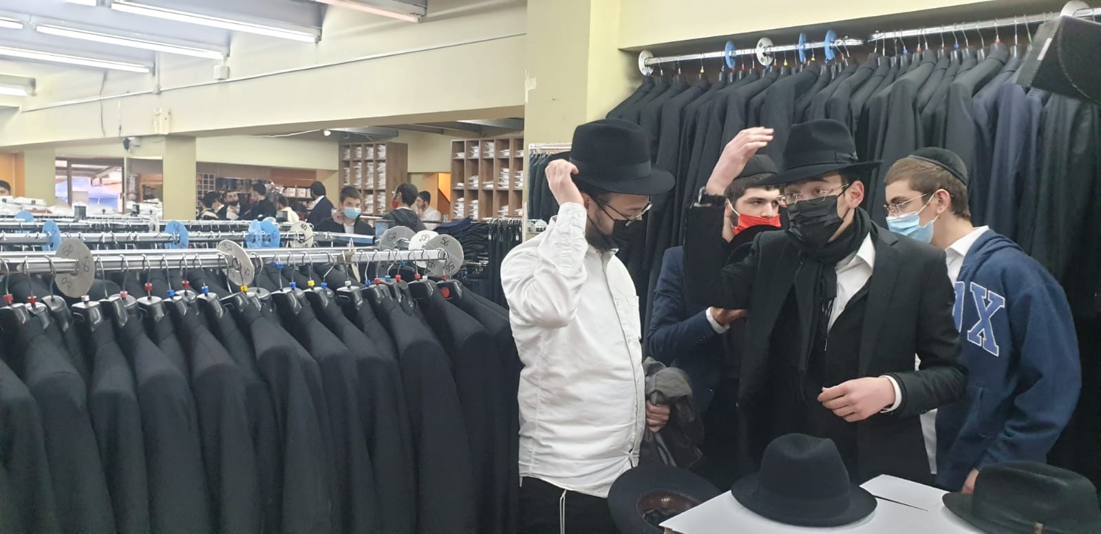 אלפי תלמידי ישיבה קיבלו כובעים וחליפות לחג