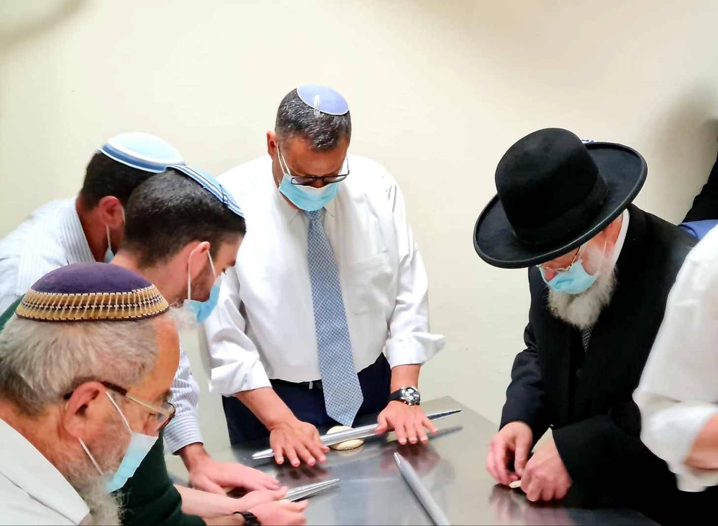 ראש עיריית ירושלים הפשיל שרוולים ואפה מצות בישיבה