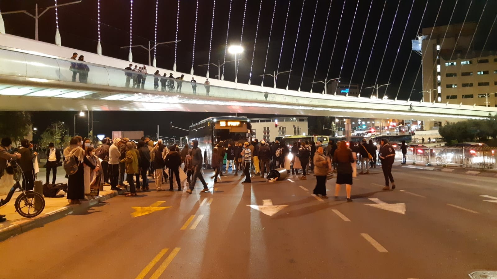 מחאת אהוביה: עשרות מפגינים חוסמים את הכניסה לירושלים ועשרה מהם נעצרו