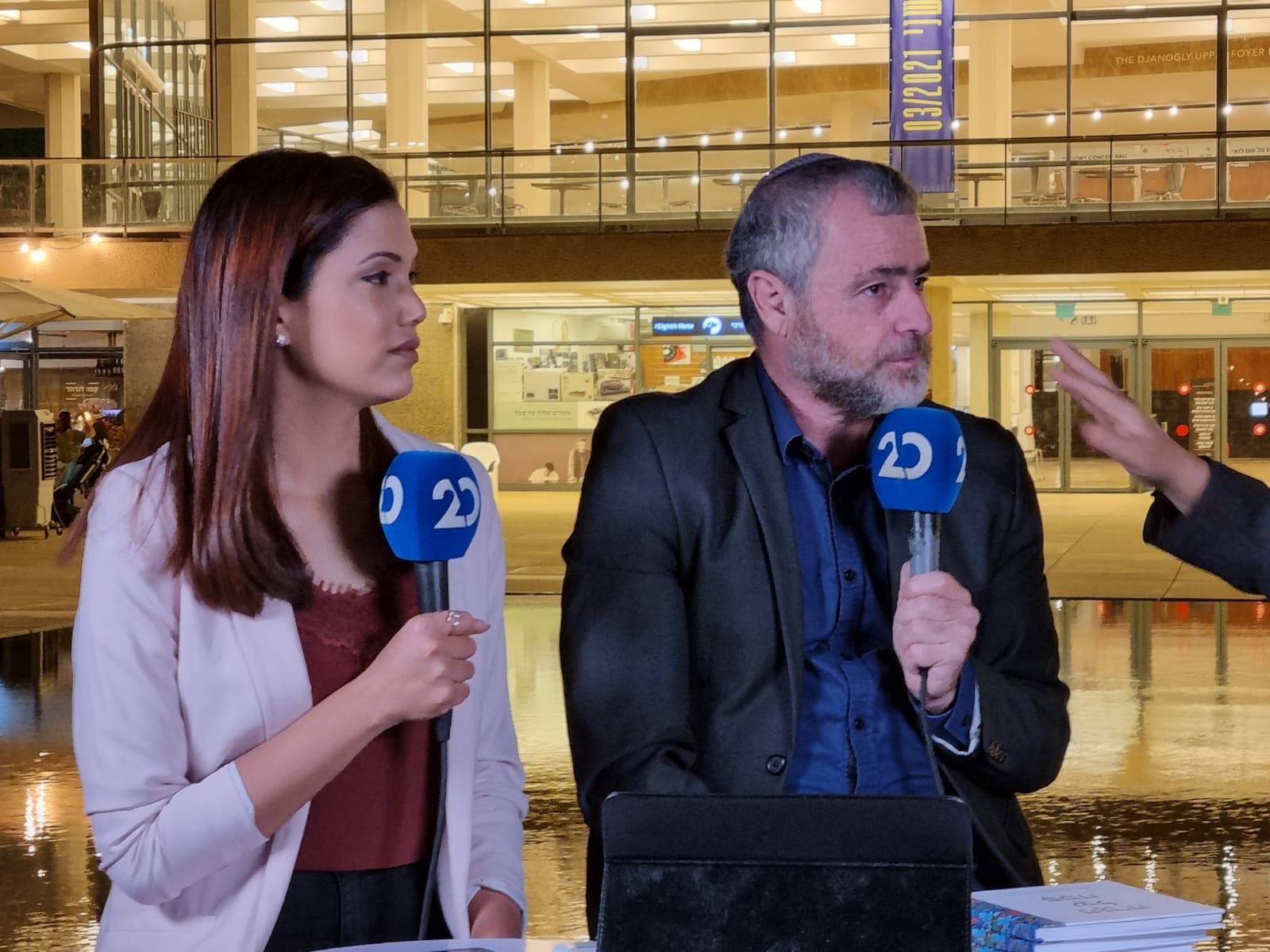 סתימת פיות: מפגיני שמאל מתפרעים ומפריעים לשידור ערוץ 20
