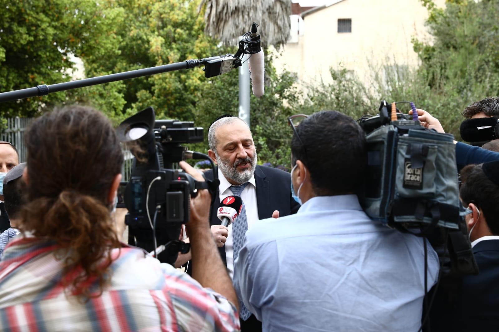 דרעי בקבר הרב עובדיה, מיכאלי באנדרטת רבין | כך פתחו הפוליטיקאים את יום הבחירות
