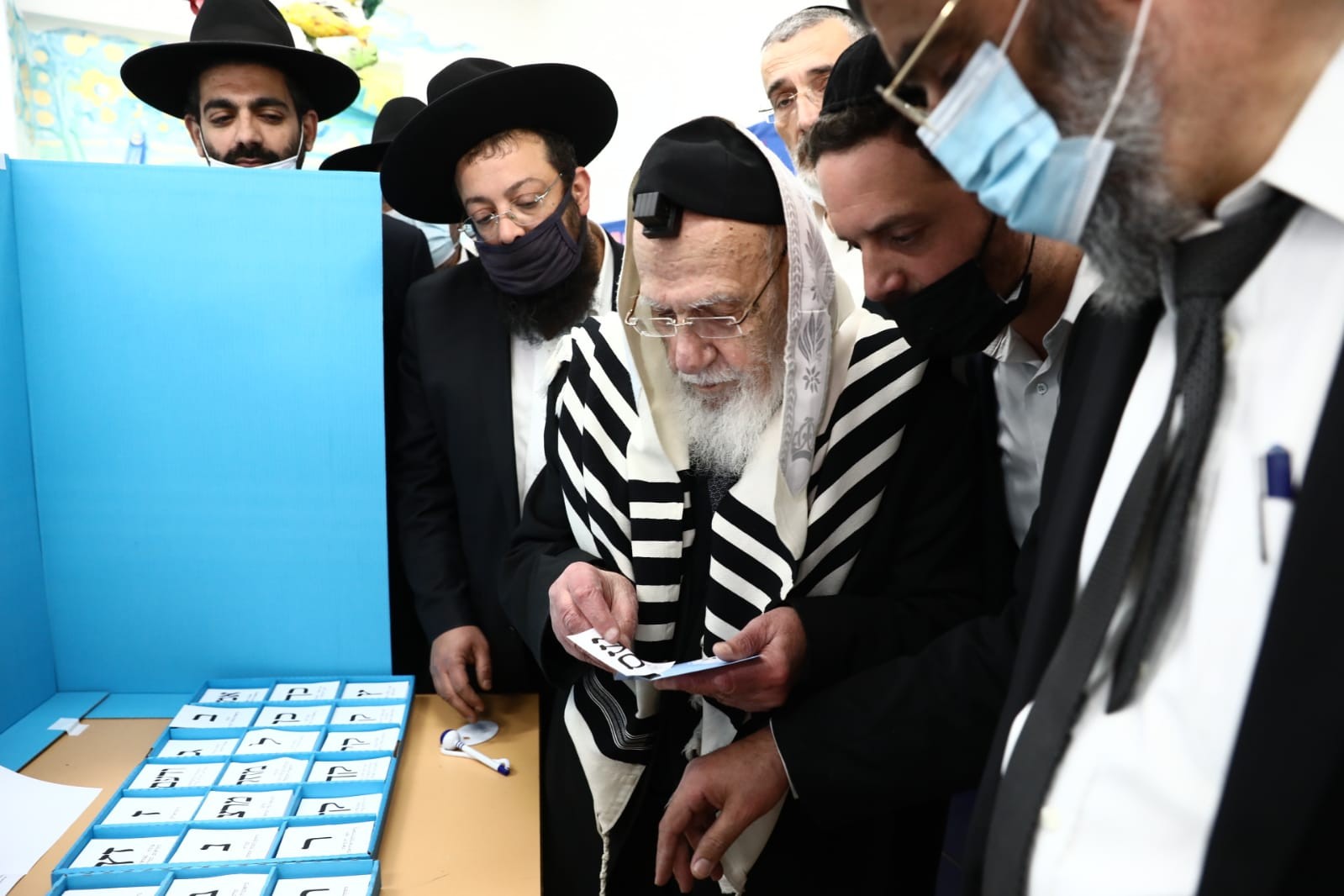 בטלית ותפילין: נשיא מועצת חכמי התורה הצביע