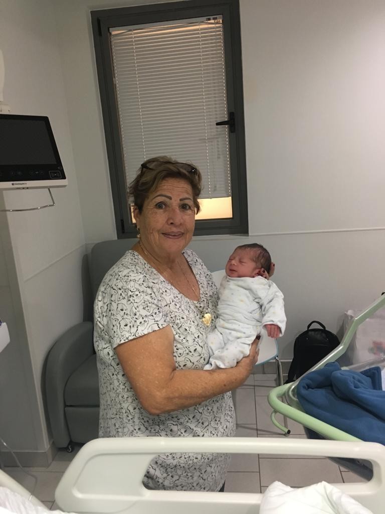 סיפורה של אסתר המלכה אתי קורוניו גדלה עם ילדי אומנה ואם-אחת