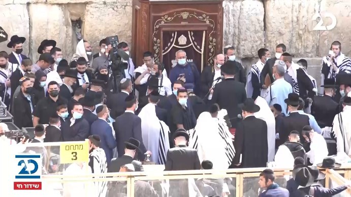 מיוחד: אלפי עולי רגל הגיעו לכותל לברכת הכוהנים